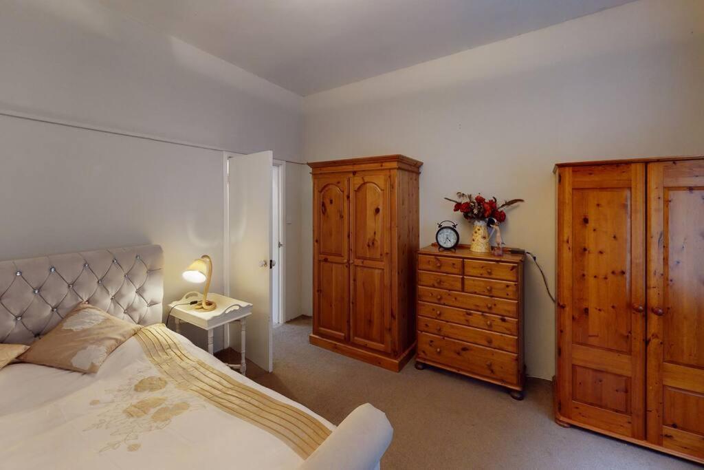 West Hoathley Spacious One Bedroom Flat מראה חיצוני תמונה